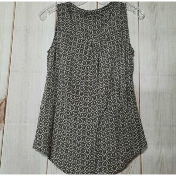 Eddie Bauer Shirt Ladies Extra Small Army Green Lavender Sleeveless V-Neck - Picture 2 of 7